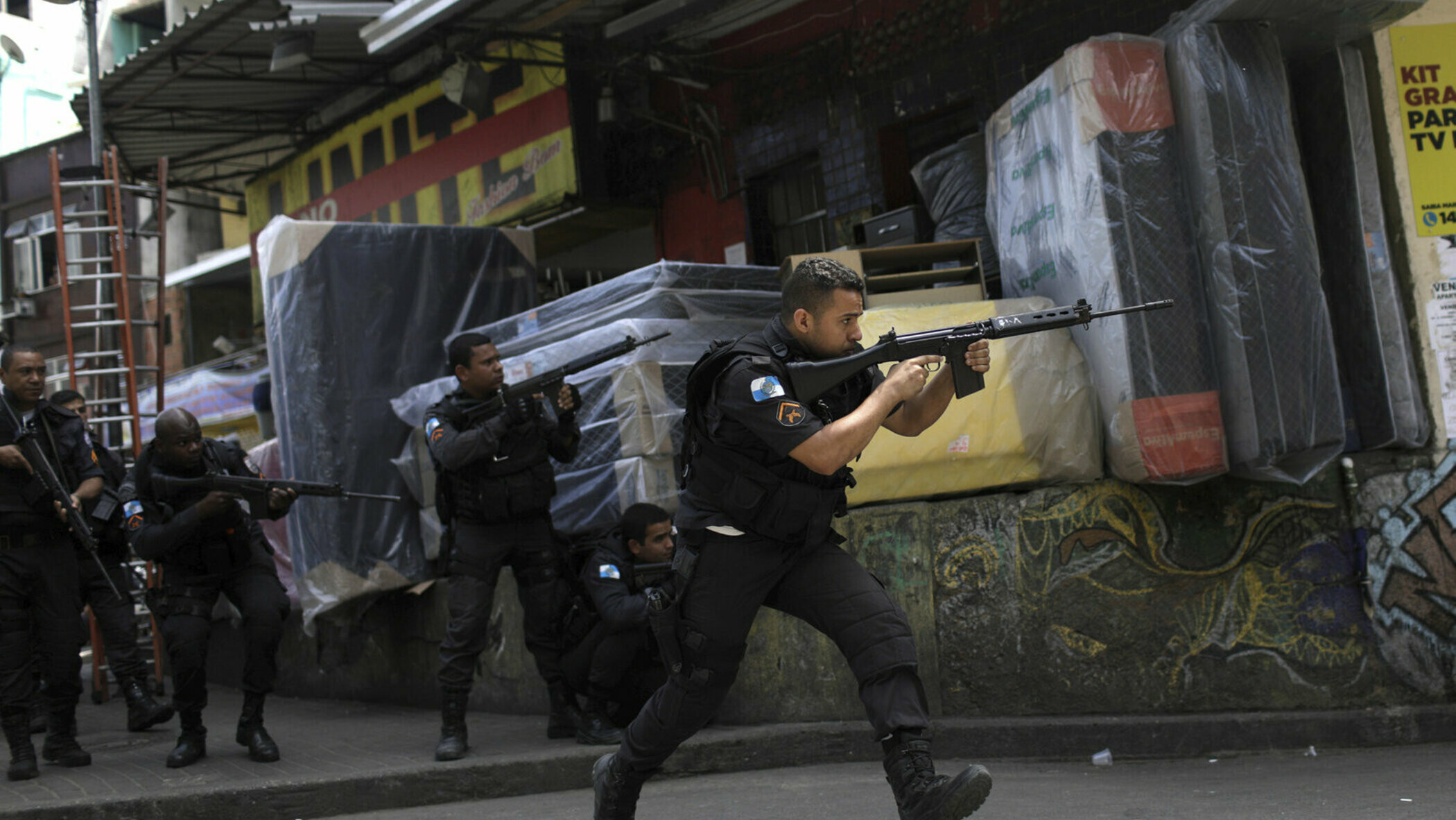 Фавелы в бразилии. Пантера гангстер. Бандит с автоматом. Перестрелка в лос анджелесе 1997. Черные перестрелки.