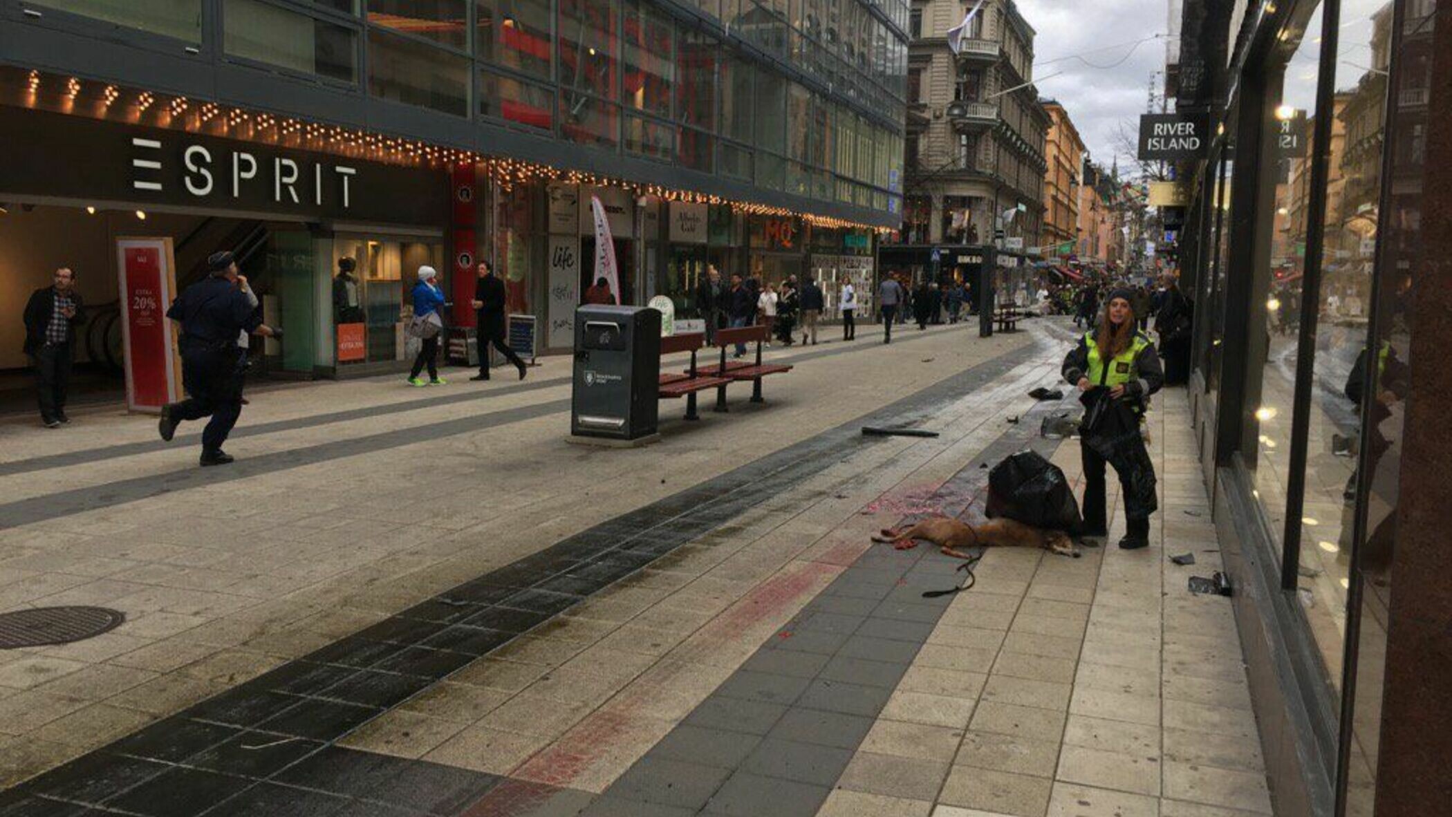 Стокгольм люди. Памятник тыкве. Стокгольм в ноябре. Дело в стокгольме. Стокгольм панорама.