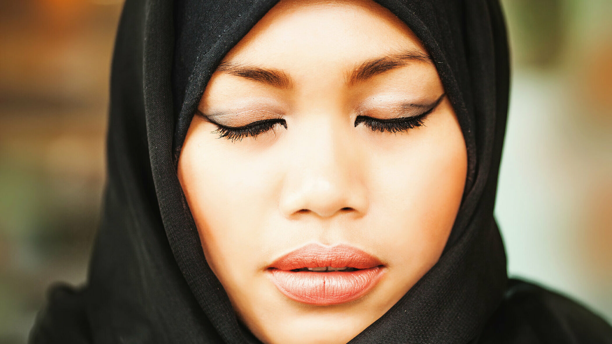 Индонезийки в хиджабе. Индонезия женщины мусульманки. Взгляды на запретных женщин в Исламе. Девушка мусульманские парьн глаза закрывает картинка. Мусульманка закрыт одна глаза на русском