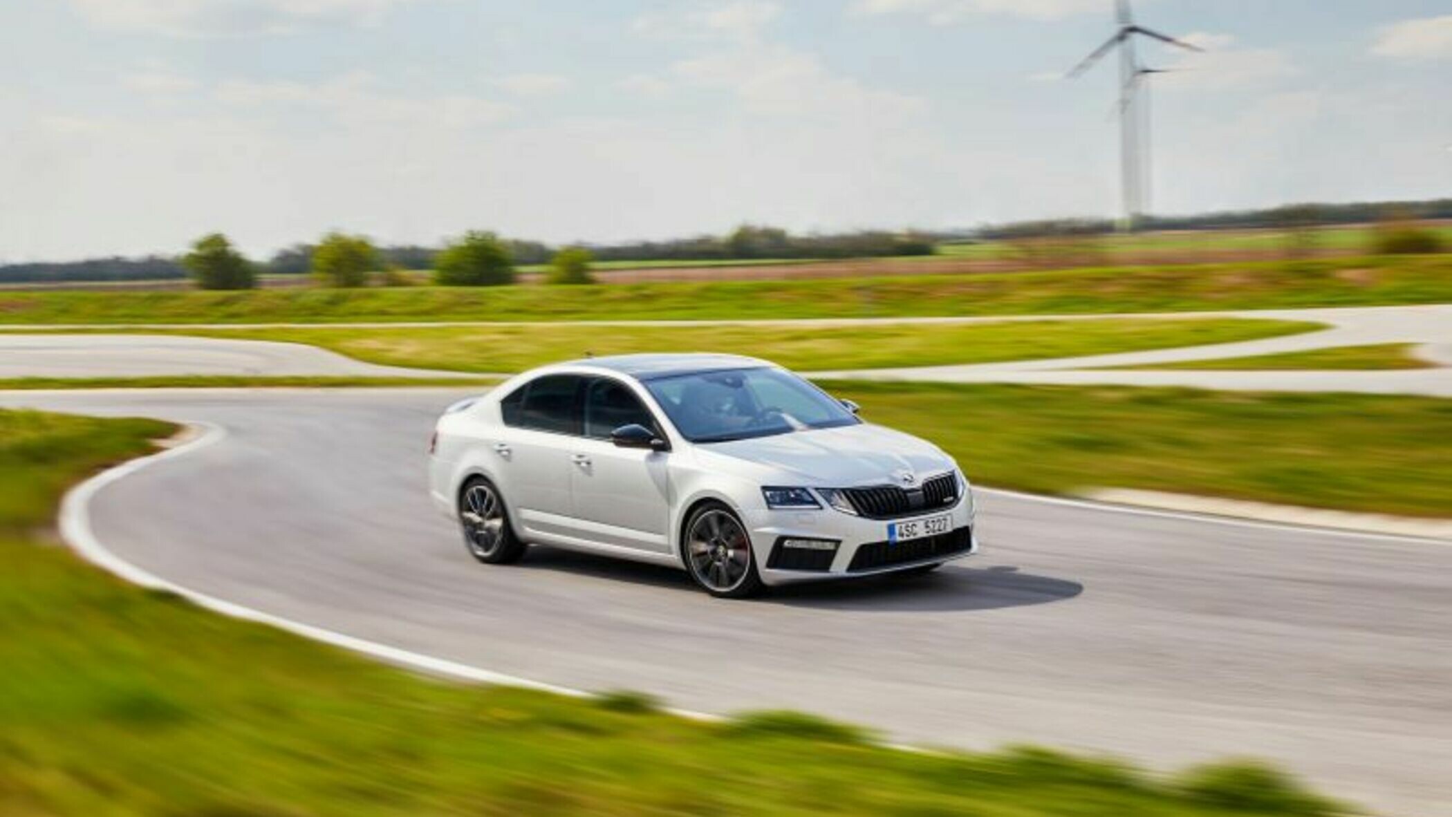 Две машины. Audi rs6 v10. Audi rs5 wallpaper. Audi rs3 2000. Skoda octavia rs 2017.