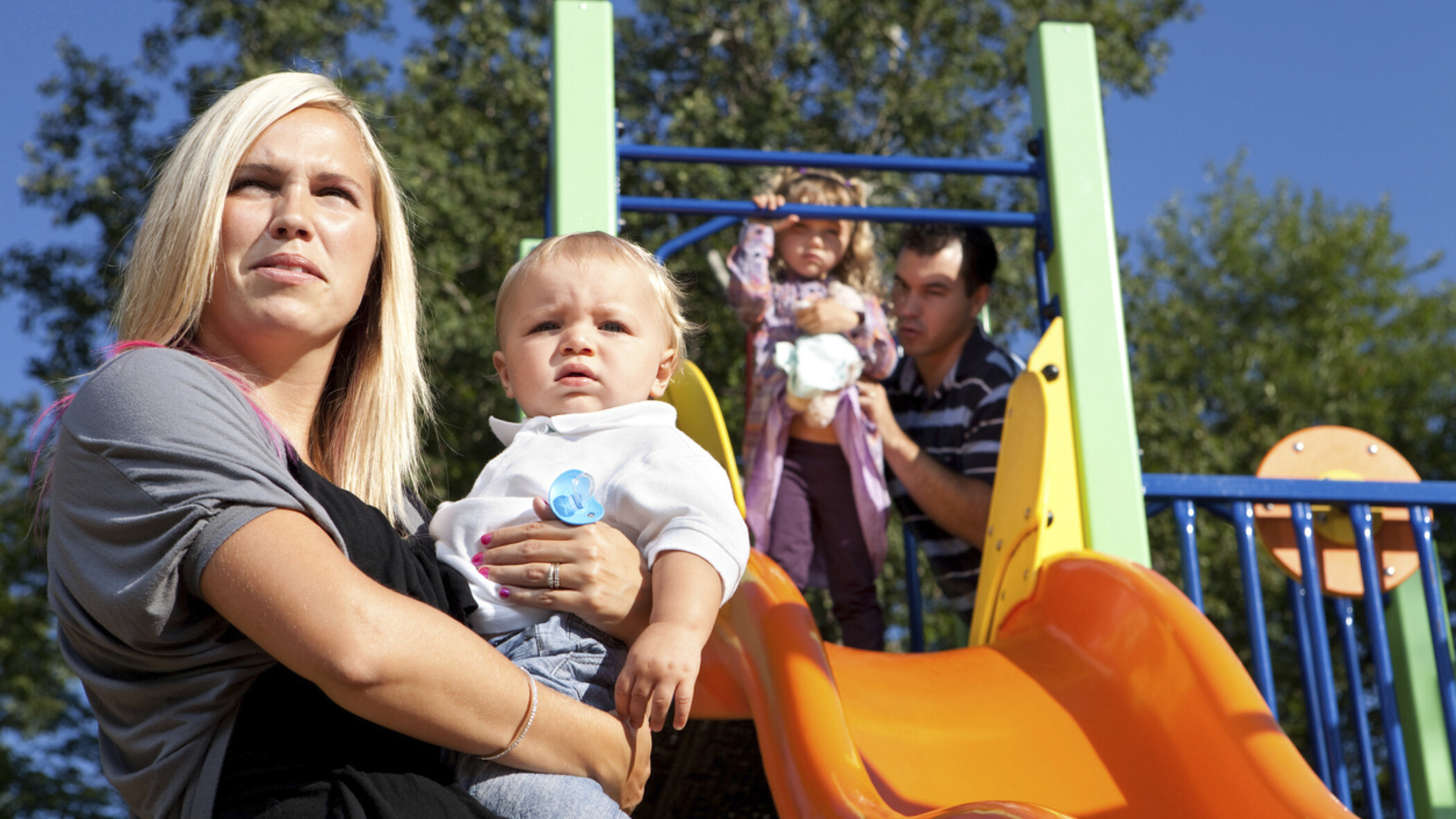 Дети не детской площадке. Мамочки на детской площадке. Детская площадка дети с мамой. Дети на качелях. Качели.