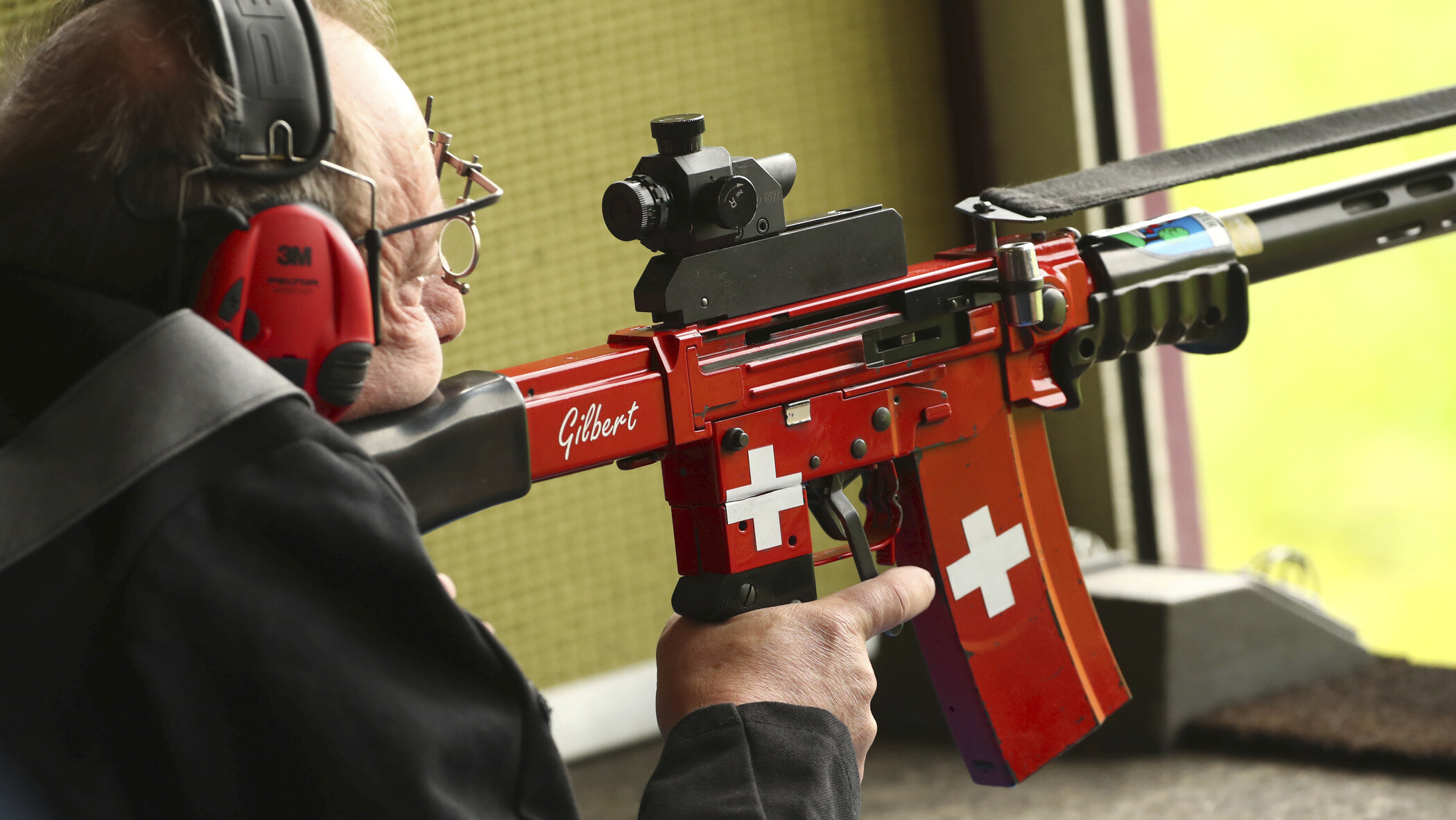 солдат армии швейцарии. швейцарское огнестрельное оружие. швейцария армия вооружение. Sig sg-550 армия швейцарии. магазин оружия в швейцарии.