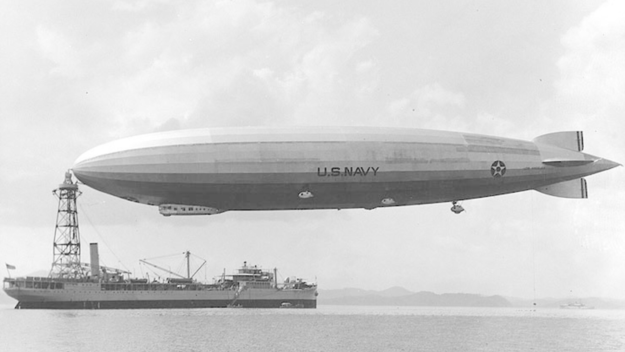 Дирижабль цеппелина 1900. Цеппелин lz 1. Цеппелин lz 1. Цеппелин боевой дирижабль. Дирижабль гинденбург.