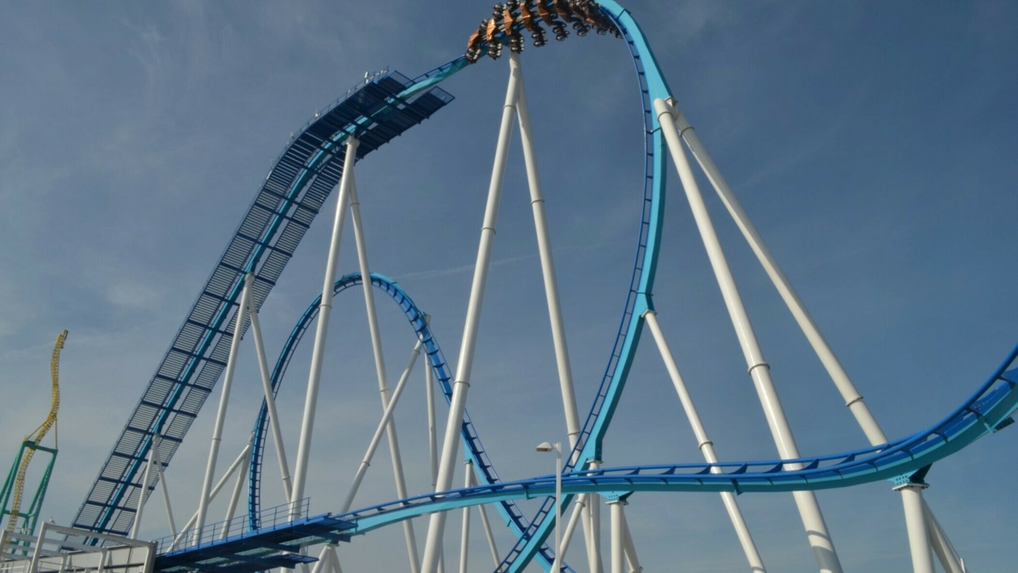 Парк аттракционов сказка в крылатском. Парк сказка в москве американские горки. Американские горки в юркин парке киров. Американские горки молния. Американская горка волгоград.