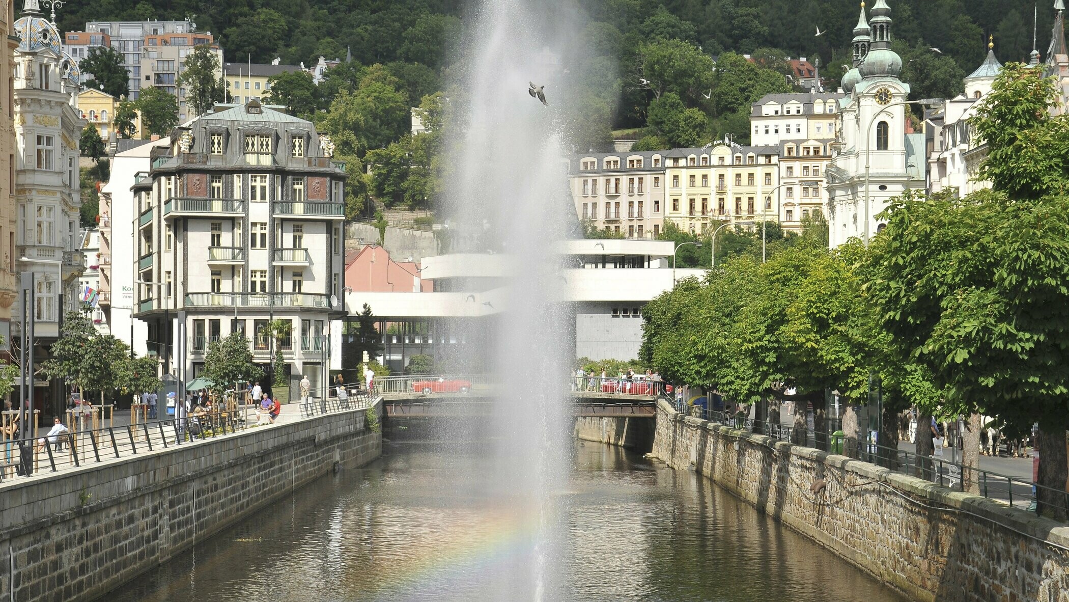 Карловы вары на день. Карловы вары отель астория. Карловы вары обои. Петропавловская церковь карловы вары. Карловы вары зимой.