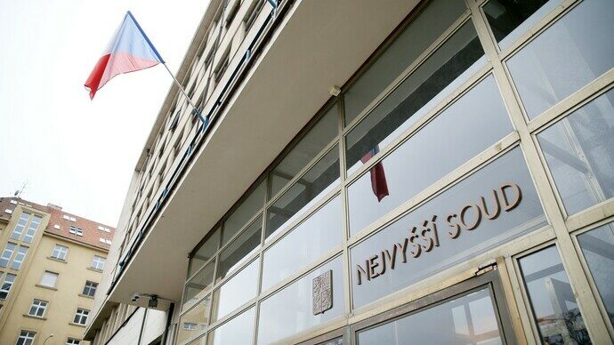 Čachry s obálkami u pražského soudu: Soudce manipuloval se spisem, zasáhl Nejvyšší soud