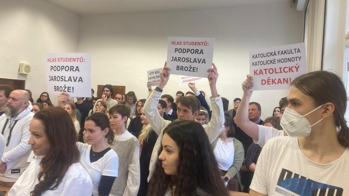 Lezla rektorka za děkanem oknem? Na Univerzitě Karlově se odehrává nevídané drama
