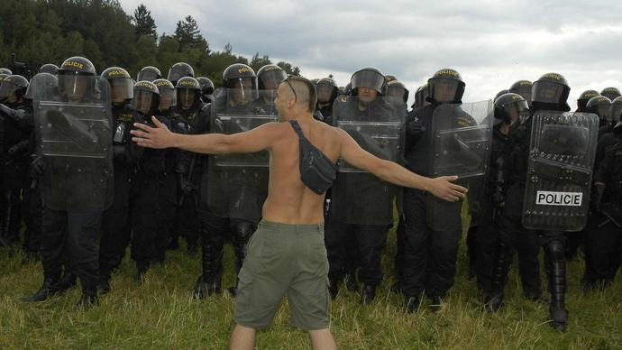 Dvacet let od zásahu na CzechTeku: Taktika policie selhala. Těžkooděnci tahali holky za vlasy po louce
