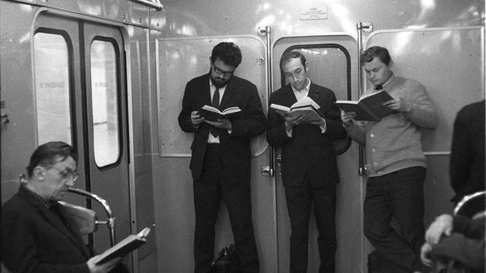 Přestáváme být schopni číst. Společnost to promění způsobem, jaký si nepředstavovaly ani ty nejděsivější dystopické knihy