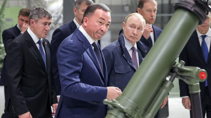 Prázdná státní kasa, plné sklady zbraní: Dochází Putinovi dech, nebo je to jen zbožné zdání?