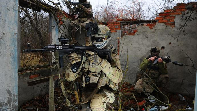 Ukrajinci nadšeně vítají ruského generála, odtržený Putin a zase koně: Vánoční speciál ruských katastrof