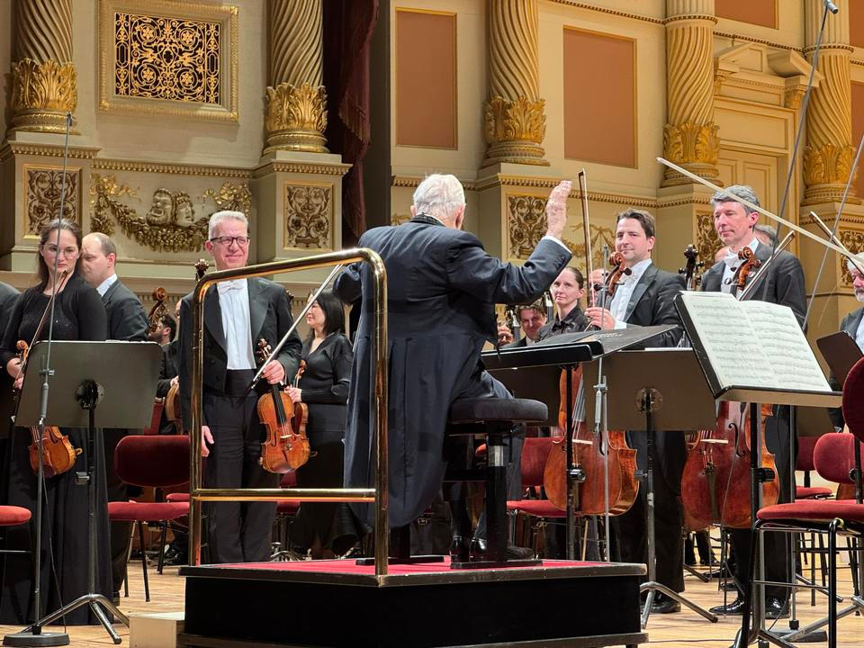 Dirigent Rucke INFO.CZ | Stoletý dirigent, který nestojí a pravou rukou vládne orchestru
