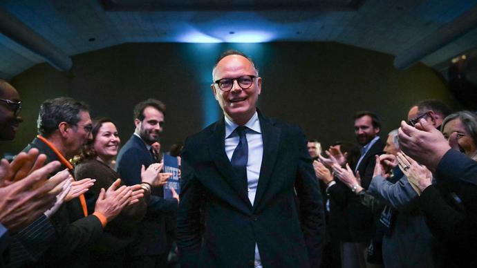 Zastaví radikály muž ze stínu? Philippe vrací odepsaný střed do boje o Elysejský palác