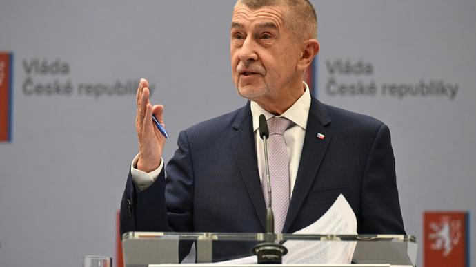 Další obrat vlády: Babiš u benzínu opakuje covidový chaos