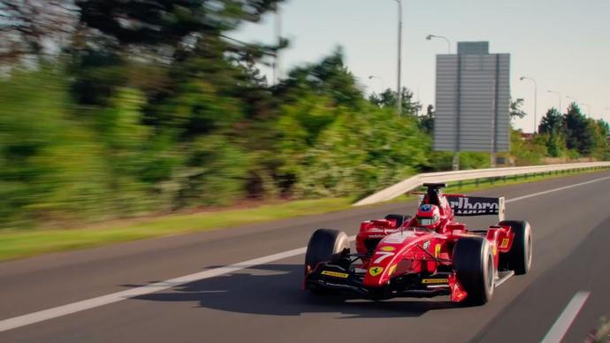 Jel formulí po dálnici. Trest? Směšná pokuta a výsměch všem