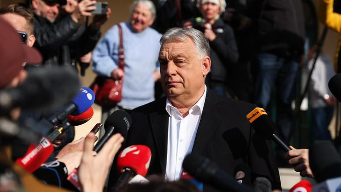 Od arogance k panice: Jak se Orbánova mediální říše sesypala po volební porážce