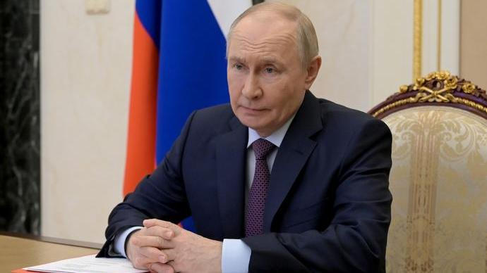 Mýtus o dobrém carovi padl, Rusové ukazují na Putina. Velký týdenní přehled velkoruské absurdity