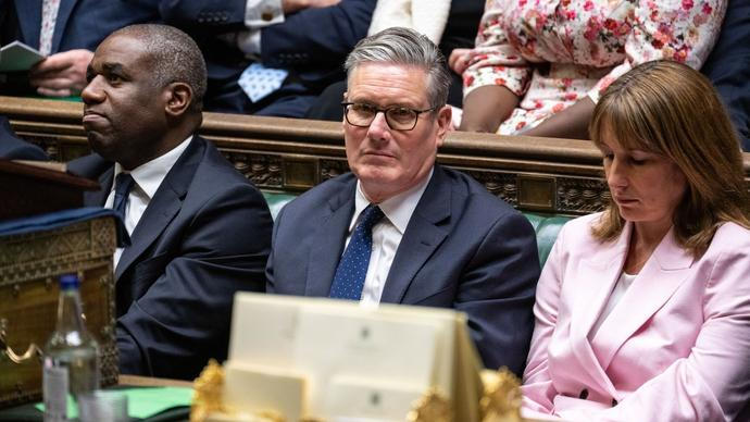 Keir Starmer před pádem. Jak dlouho se ještě britský premiér udrží a co přijde potom?