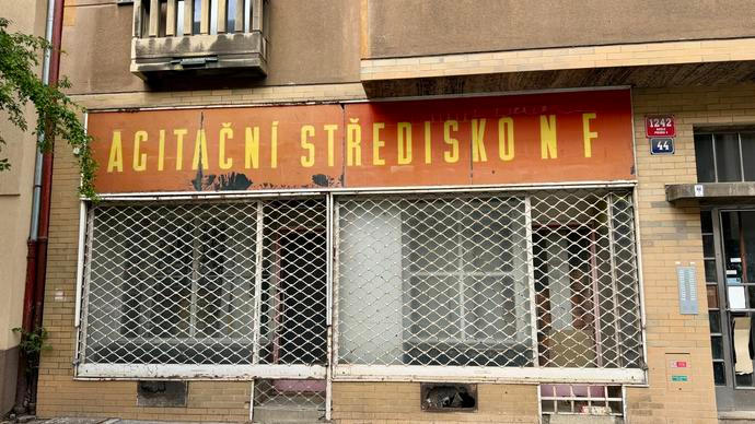 Řidiči kolem něj projíždějí denně. Tohle bizarní Agitační středisko přežilo i kapitalismus