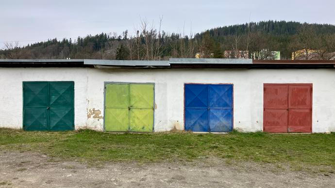 Ještě před pár lety o ně nikdo nestál. Dnes se české garáže prodávají za statisíce