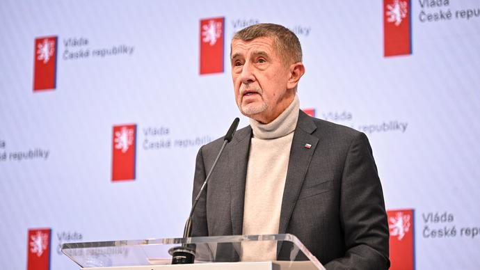 Zrušení nezávislosti státních úředníků se (zatím) odkládá. Zadělala si vláda na pořádný malér?