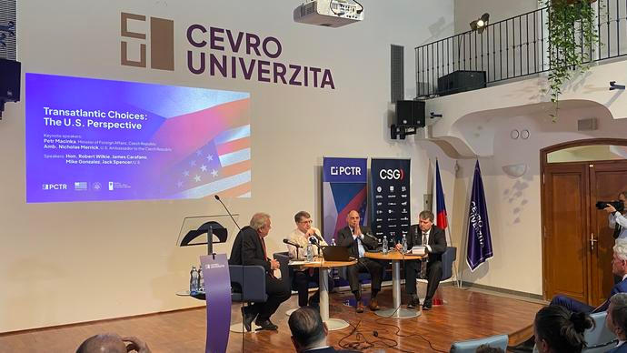 Trump NATO neničí, ale posiluje. Američtí hosté na CEVRO nab