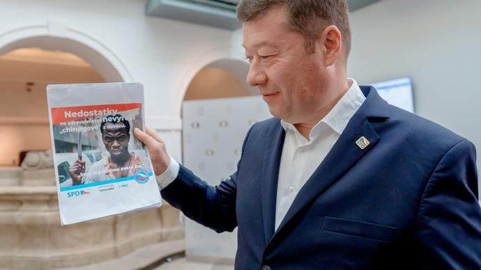Rasismus SPD. „Chirurgové“ na plakátu jsou v pořád